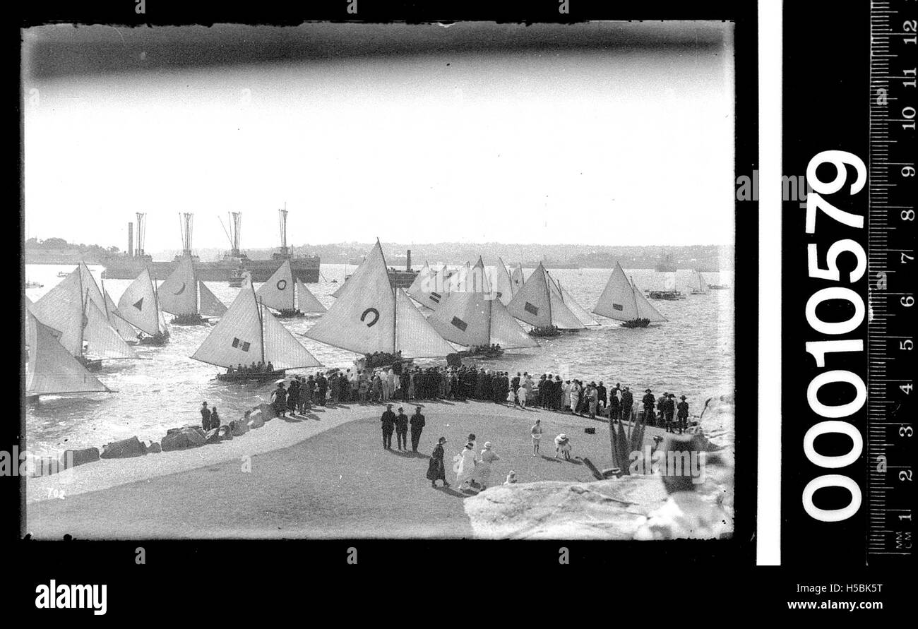 Ein historisches Bild von Zuschauern, das sich zu Beginn eines Rennens im Hafen von Sydney zwischen 1920 und 1925 versammelte, zeigt Sydney des frühen 20. Jahrhunderts in einer lebhaften Outdoor-Atmosphäre. Stockfoto