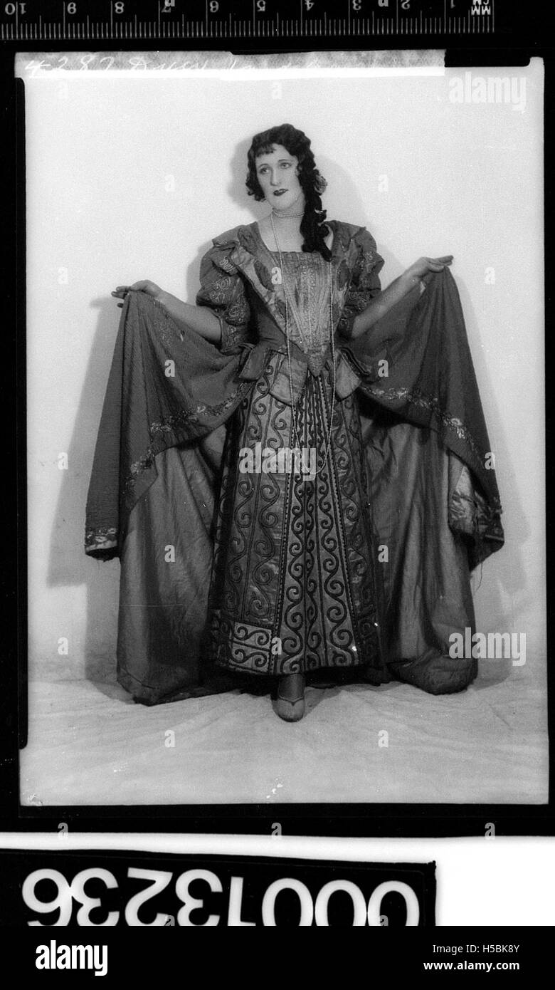 Ein unbenanntes Porträt einer Frau, möglicherweise einer Schauspielerin, in einem historischen Kostüm. Das Foto spiegelt die Mode und den Stil der Epoche wider. Stockfoto