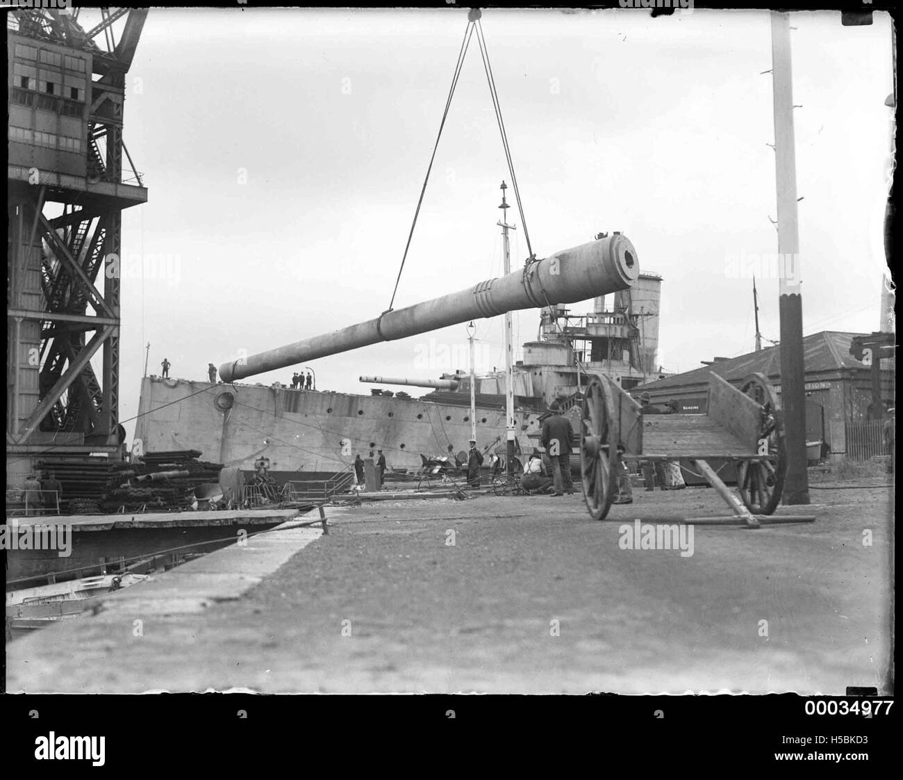 Im Rahmen der Stilllegung der HMAS Australia I, einem pensionierten Schiff der Royal Australian Navy, werden Geschütze entfernt. Die Aussetzung des Schiffes ist ein bedeutender Moment in der Geschichte der Marine. Stockfoto
