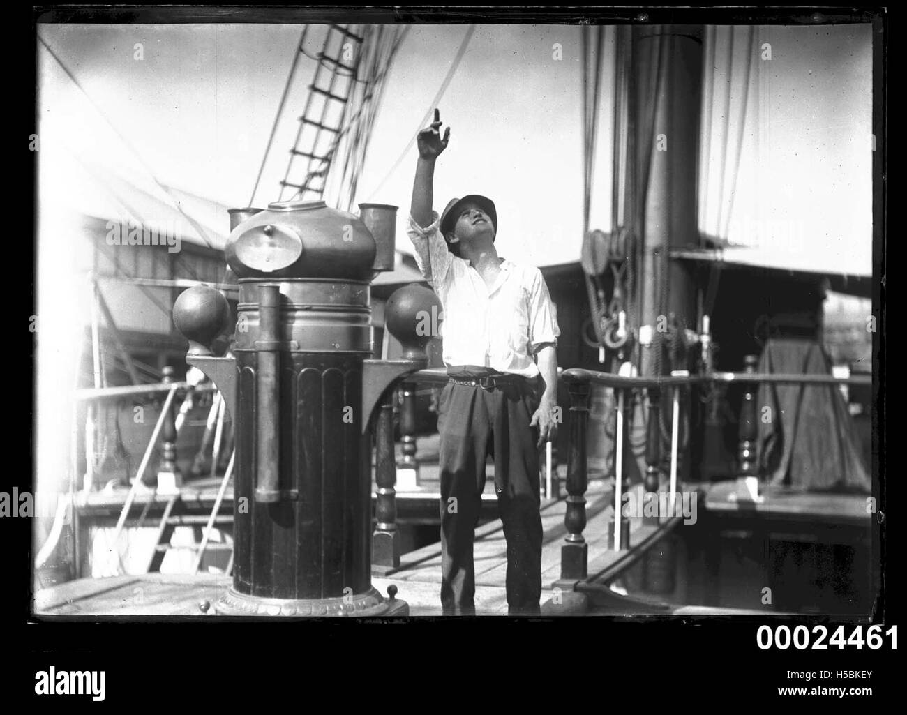 Mann in Zivil stehend auf dem Deck eines Schiffes, 1890-1953 Stockfoto