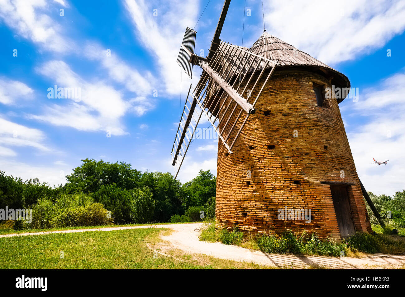 Historische Windmühle in der Nähe von Flughafen, Toulouse, Frankreich Stockfoto