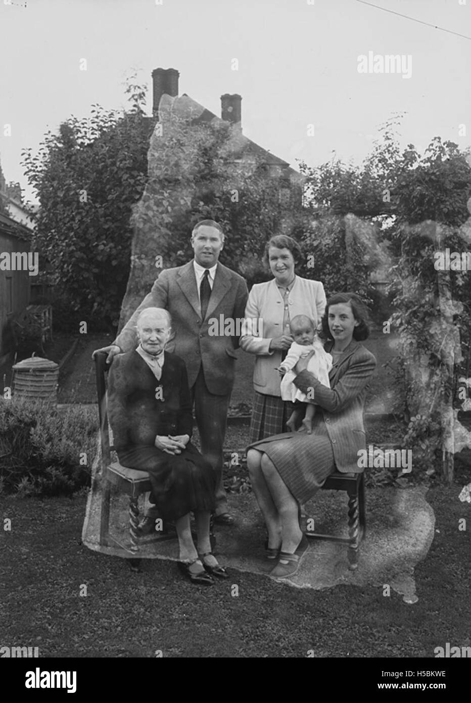Die Familie Price wurde vor der Royal Oak in Welshpool, einer Stadt in Wales, fotografiert. Das Bild fängt wahrscheinlich einen Moment des Familienlebens oder ein bedeutendes Ereignis außerhalb dieses historischen Pubs ein. Stockfoto