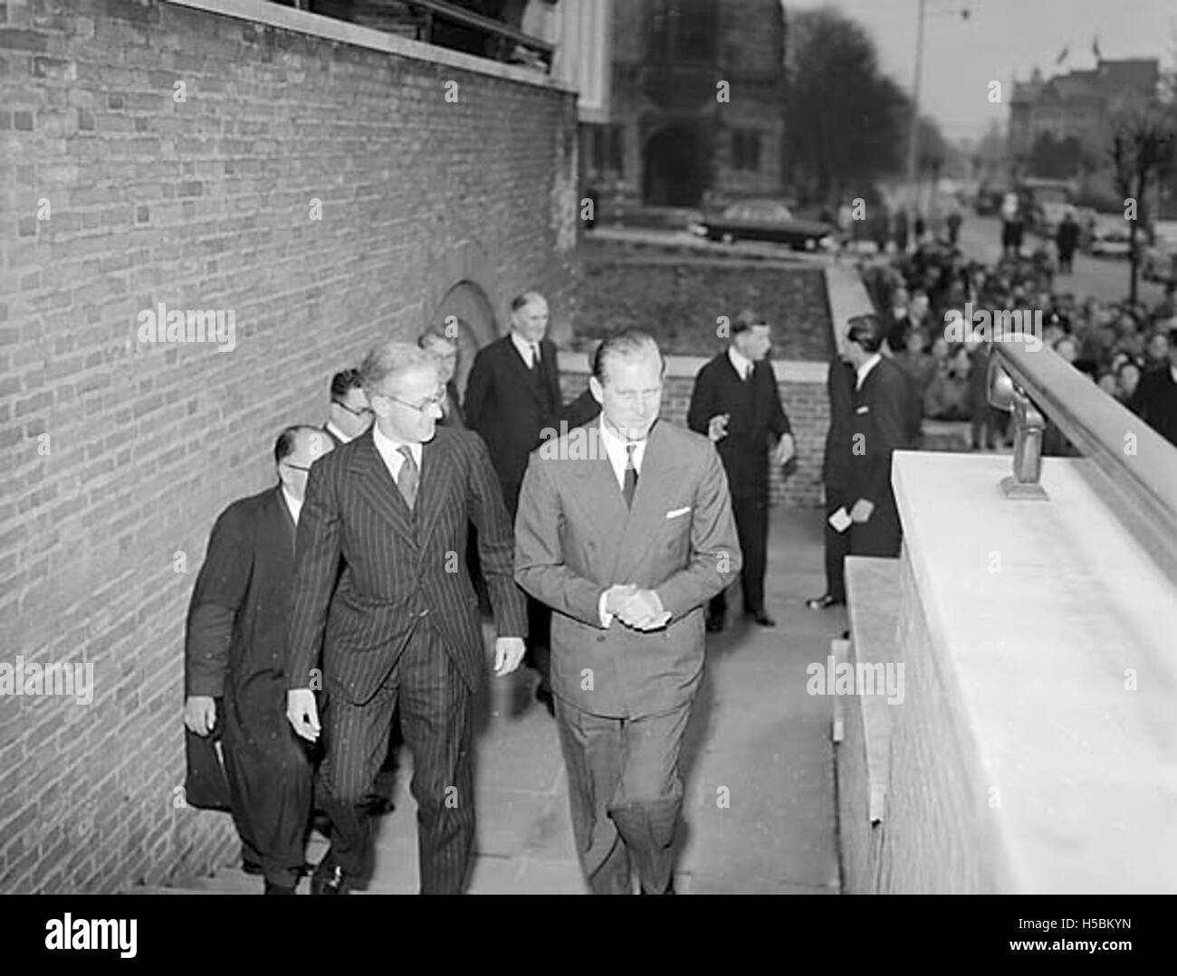 Prinz Philipp wird während eines königlichen Besuchs in Bangor, wahrscheinlich Mitte des 20. Jahrhunderts, fotografiert. Dieser Besuch war Teil seiner Pflichten, die britische Königsfamilie bei Engagements im ganzen Vereinigten Königreich zu vertreten. Stockfoto