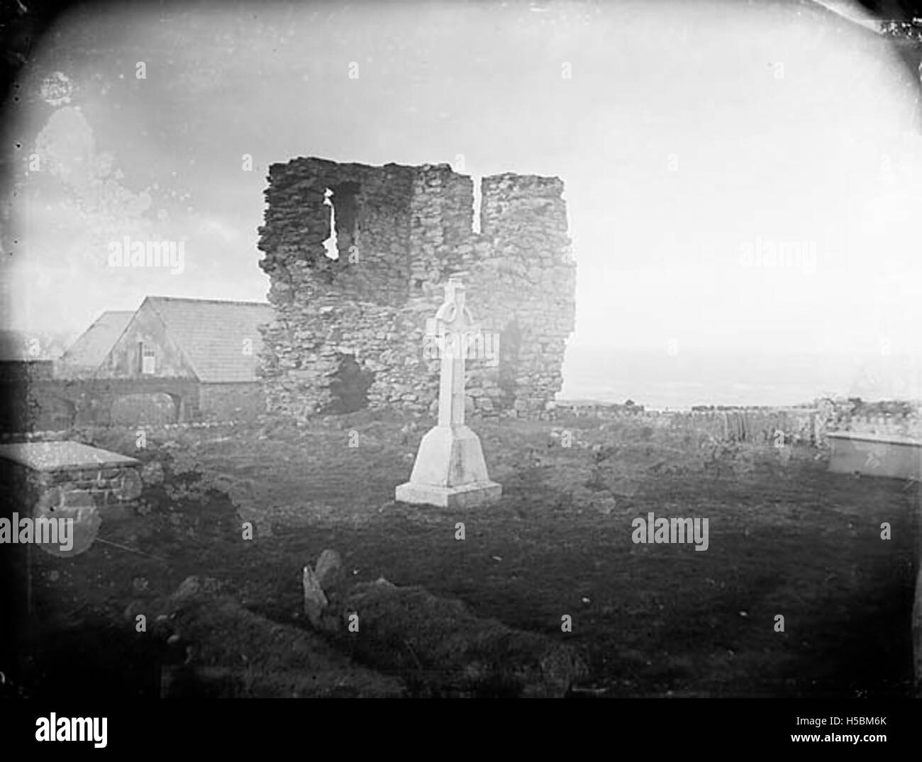Die Ruinen der St. Mary's Abbey auf Bardsey Island, Wales, stammen aus dem 13. Jahrhundert. Die Insel, historisch bedeutsam als Wallfahrtsort, hat einen 7 Meter hohen Turm als primären Überrest. Stockfoto