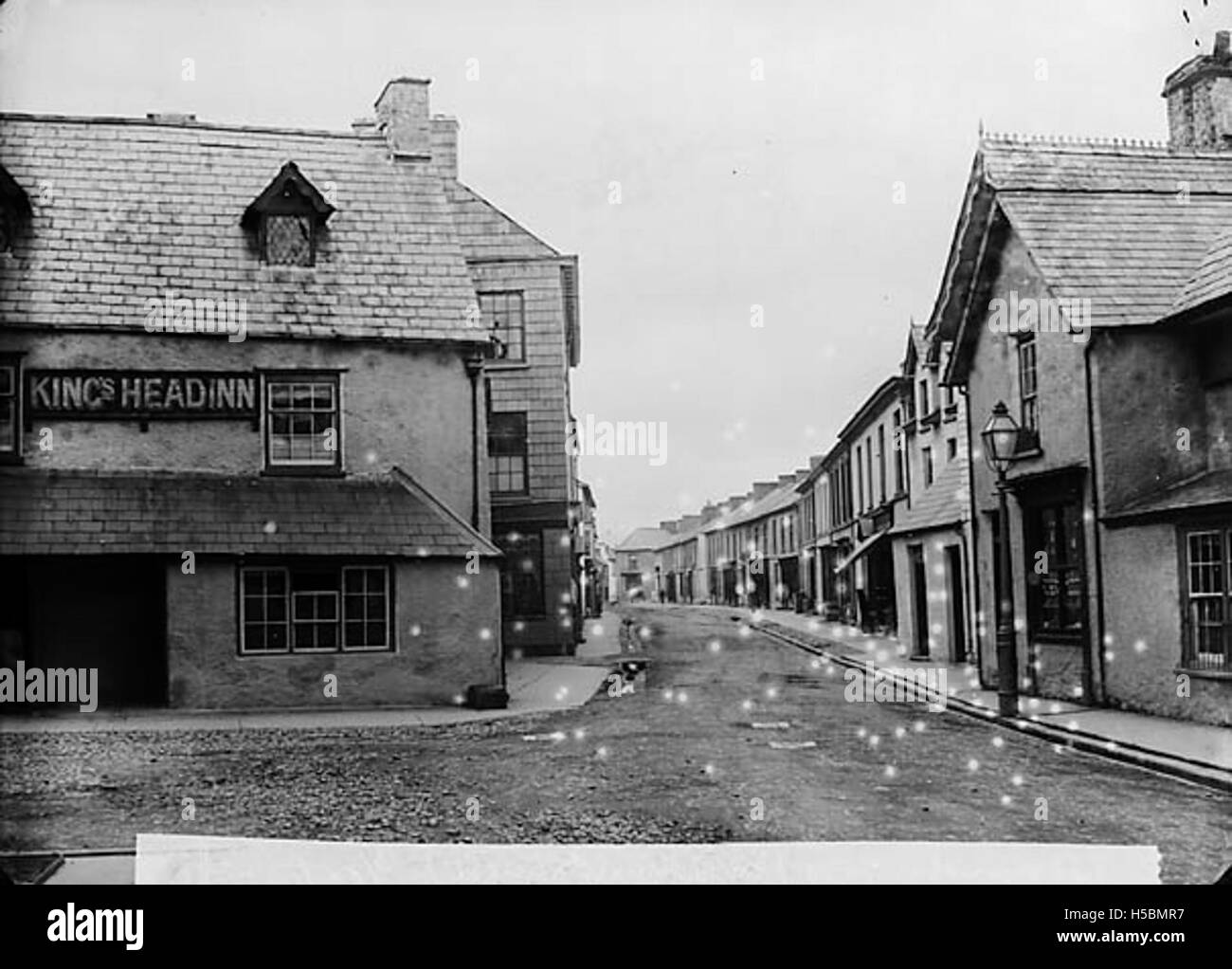 The King's Head ist ein historisches Pub oder inn in Llanymddyfri, einer Stadt in Wales. Bekannt für seine traditionelle Architektur, ist es Teil der reichen Geschichte der Stadt der Gastfreundschaft und des walisischen Erbes. Stockfoto