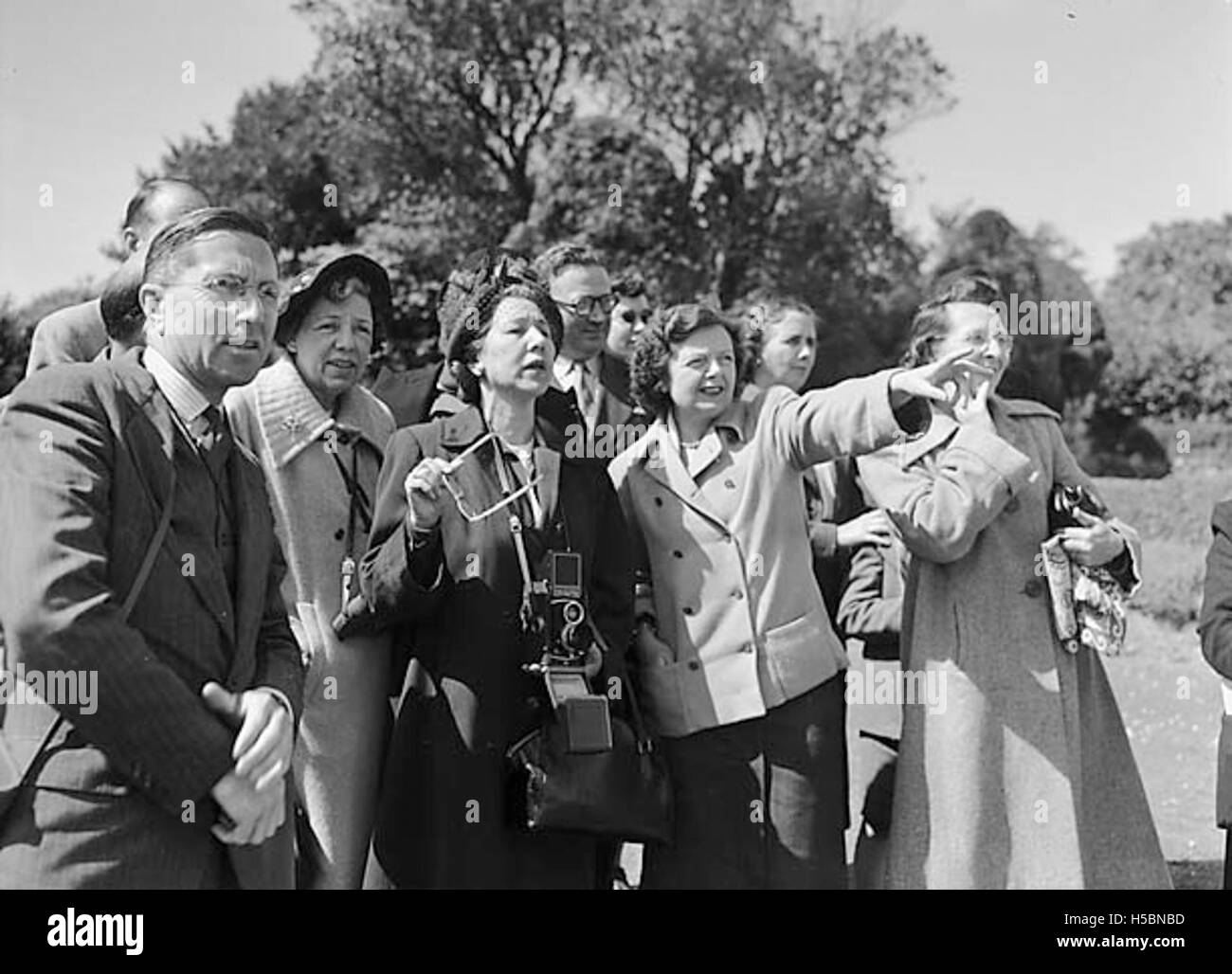 Eine Gruppe von Amerikanern, die Nordwales besuchen, wahrscheinlich wegen Tourismus oder historischem Interesse. Der Besuch spiegelt den kulturellen Austausch und das Interesse am walisischen Erbe während dieser Zeit wider. Stockfoto