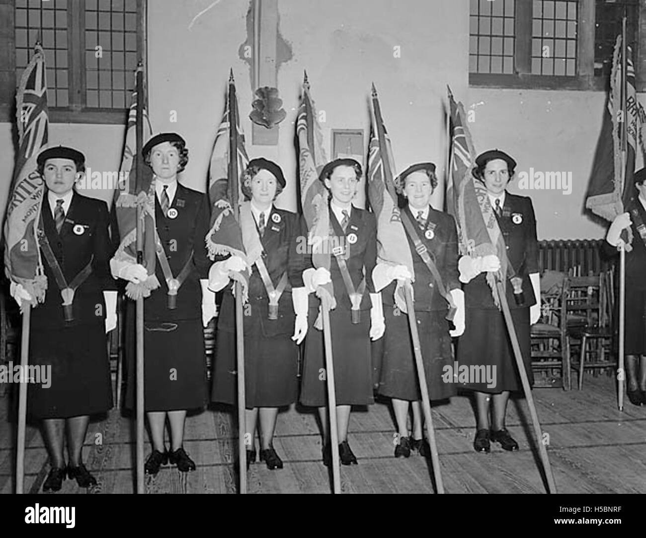 Standartenträger repräsentieren verschiedene Teile von Wales auf einem Kongress der British Legion (Frauenabteilung) Stockfoto