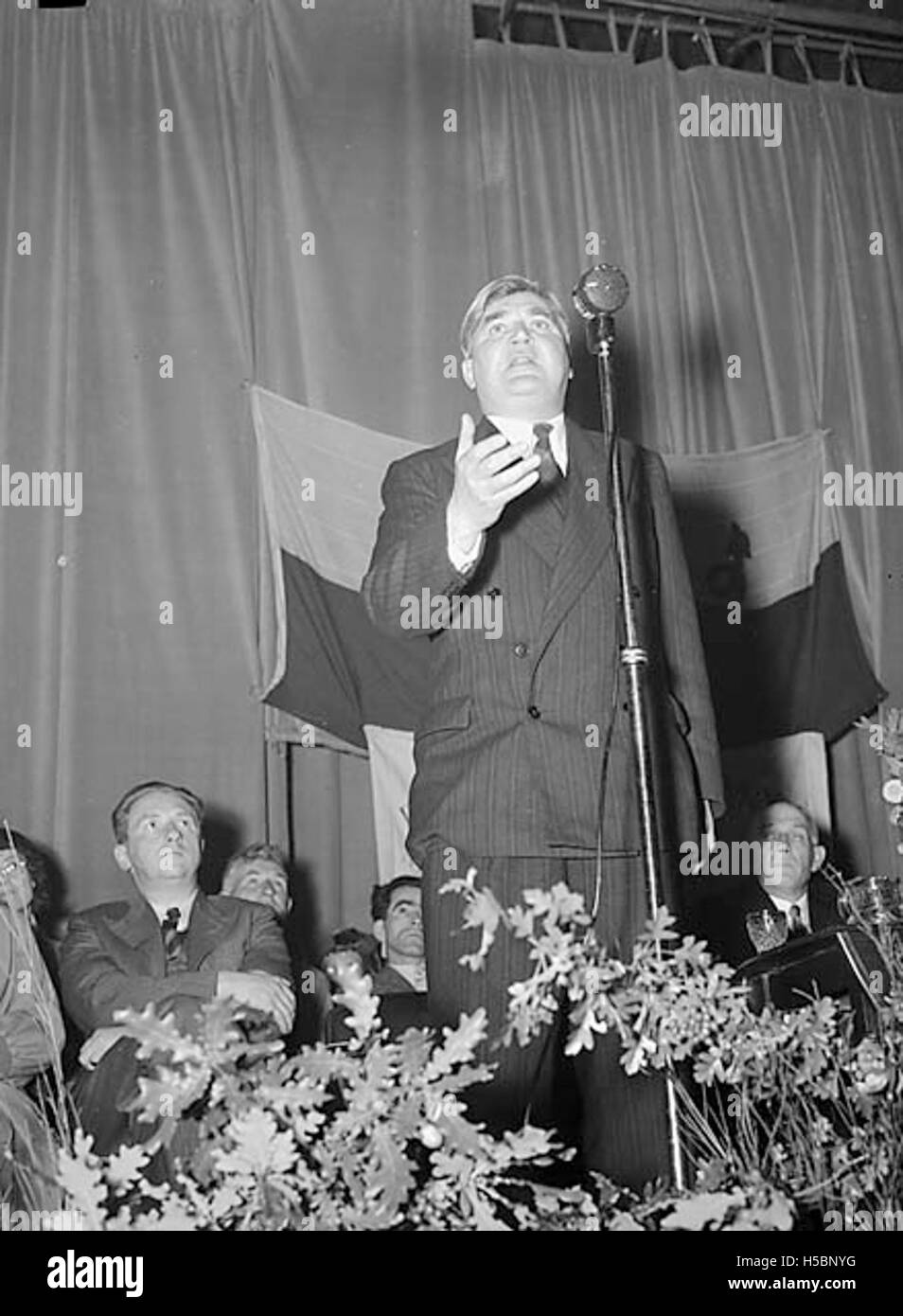 Aneurin Bevan, der berühmte walisische Politiker, und seine Frau Jenny Lee sind in Corwen abgebildet. Bevan ist bekannt für seine Arbeit bei der Gründung des National Health Service (NHS) in Großbritannien, und Jenny Lee war eine einflussreiche Persönlichkeit in Politik und Sozialreformen. Stockfoto