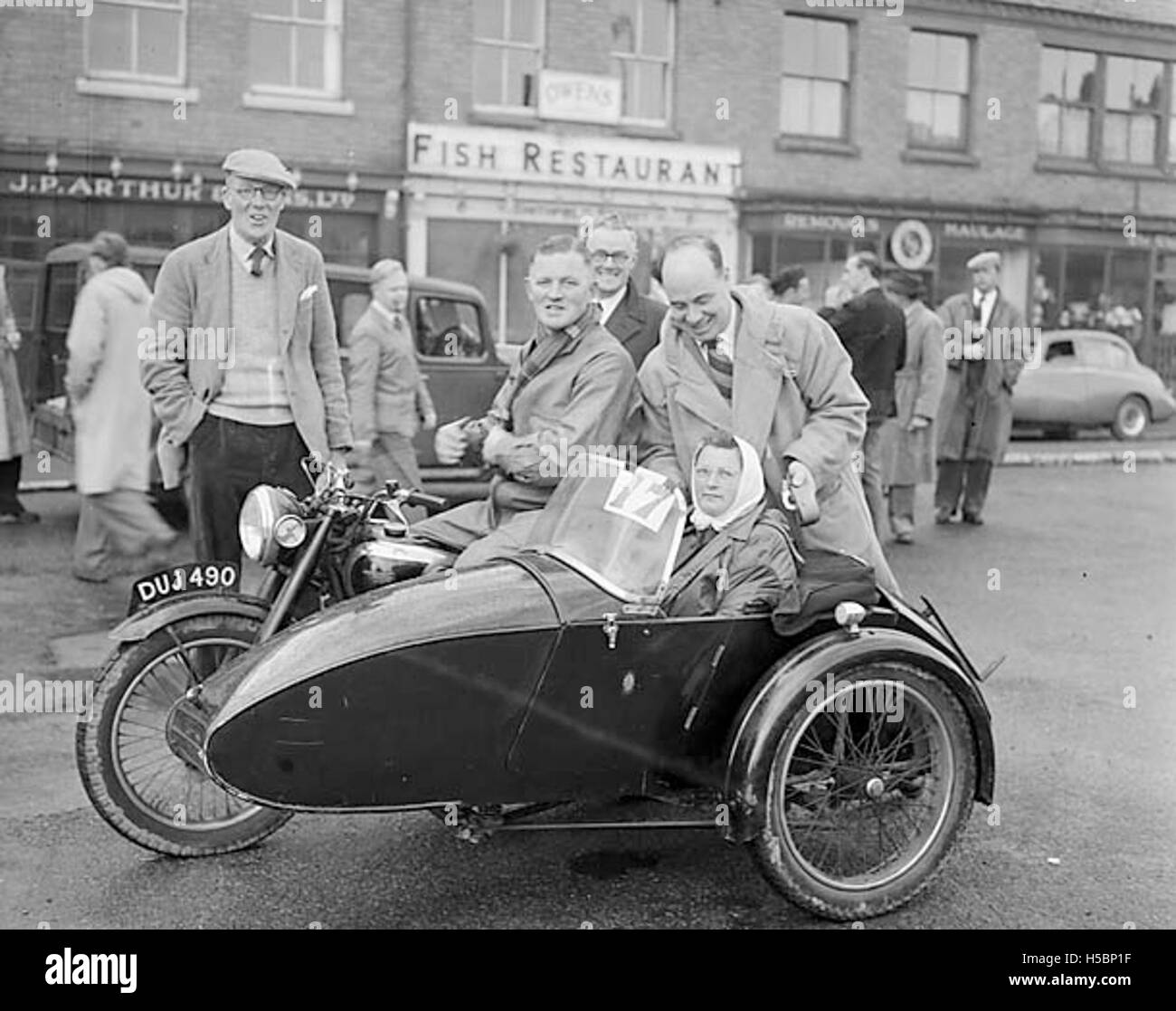 Die Nine Hour Motor Rally des Oswestry Motor Clubs war eine Rennveranstaltung, die in Oswestry stattfand und die Ausdauer und Geschwindigkeit verschiedener Fahrzeuge zeigte. Diese Rallye war ein wichtiges Ereignis für Motorsportbegeisterte. Stockfoto