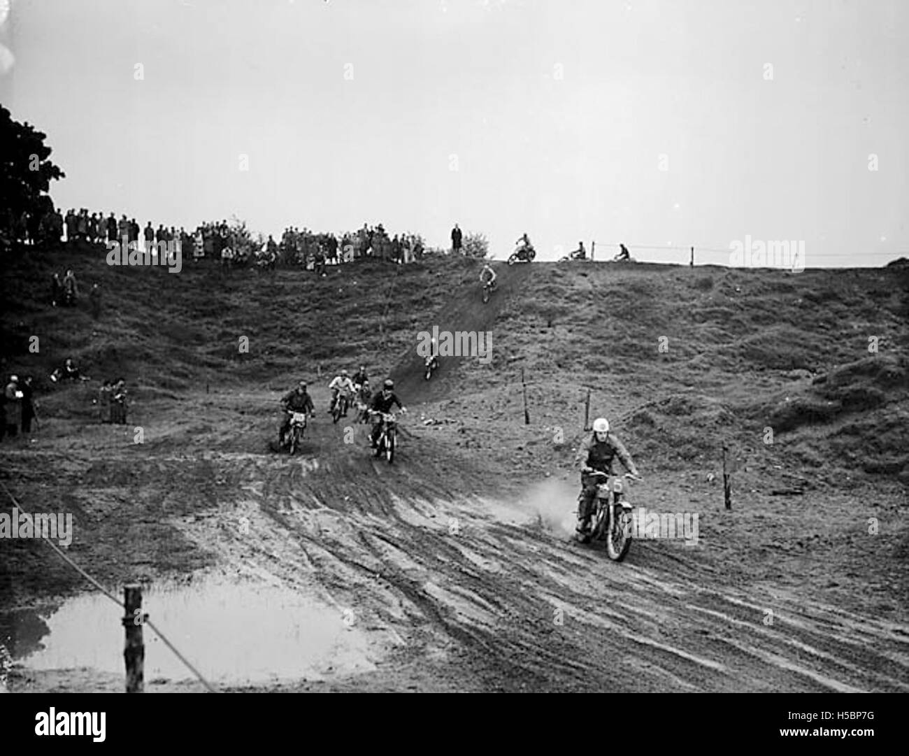 Das Oswestry and District Motor Club Scrambles Event, das an der Sandgrube in Queen's Head stattfindet, ist auf diesem Foto festgehalten. Das Bild zeigt den Motocross-Wettkampf, bei dem die Fahrer durch das anspruchsvolle Gelände navigieren. Stockfoto