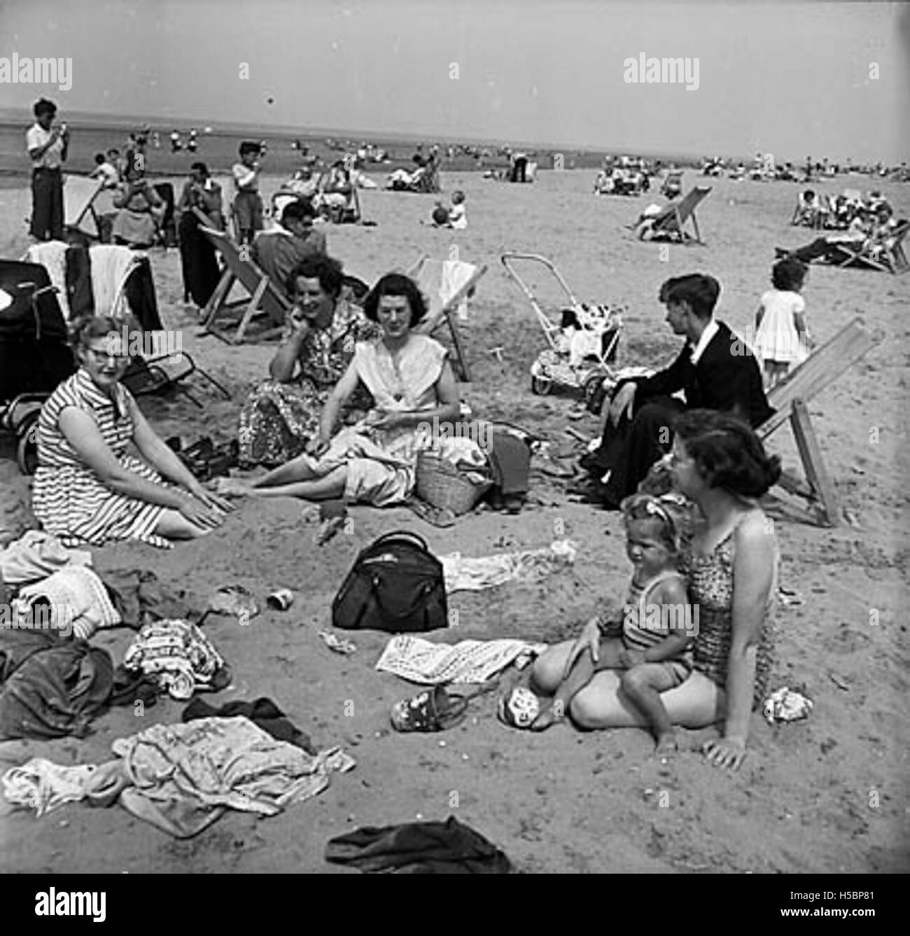 Ein Foto, das Kinder aus der Beatrice Street Church in Oswestry während ihrer Sonntagsschulreise nach Rhyl einfängt und einen Einblick in das soziale und religiöse Leben des frühen 20. Jahrhunderts in Wales bietet. Stockfoto