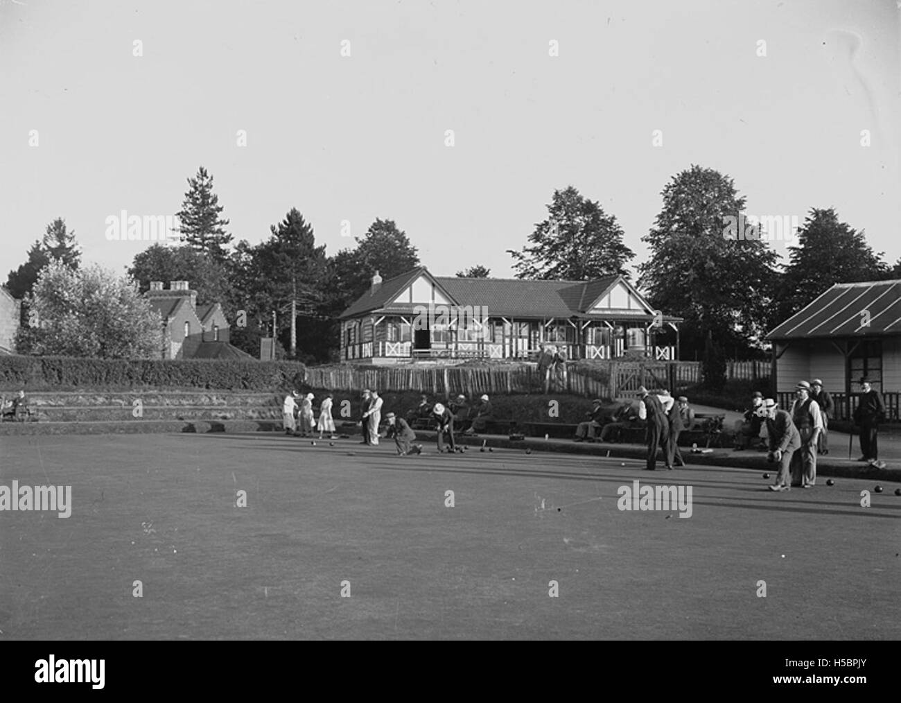 Der Pavillon und das Bowling Green in Llandrindod Wells, Wales, sind Teil eines öffentlichen Parks aus der viktorianischen Zeit und bieten Erholungsmöglichkeiten und historische Momentaufnahmen der Freizeitaktivitäten im 19. Jahrhundert. Stockfoto
