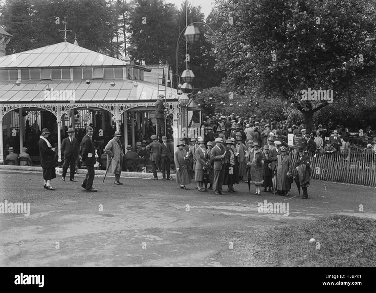 Dieses Bild zeigt ein Treffen im Rock Park Pump House in Llandrindod Wells, Wales. Es zeigt wahrscheinlich ein gesellschaftliches oder öffentliches Ereignis in diesem viktorianischen Pumpenhaus, das für seine therapeutischen Mineralwässer bekannt ist. Stockfoto
