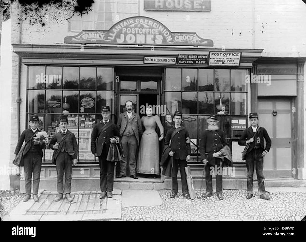 Das Postamt in Llanfair Caereinion in Wales ist ein wichtiges Zentrum für öffentliche Dienstleistungen in der Stadt. Das Gebäude dient als zentraler Punkt für Postdienste, die Interaktion mit der Gemeinde und den Handel in der Gegend. Stockfoto