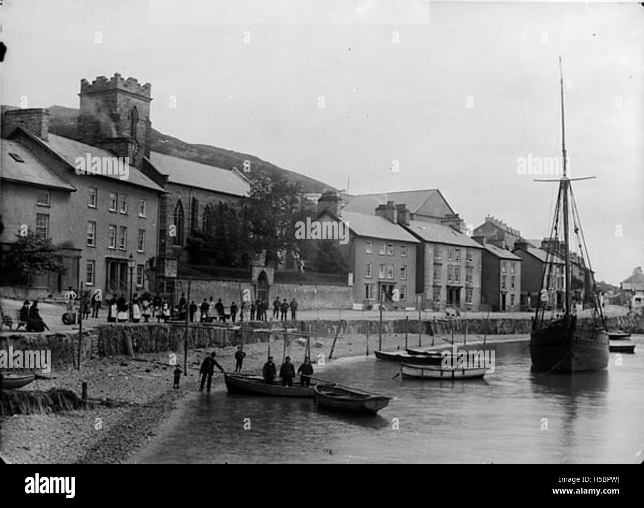 Aberdyfi, ein kleines Küstendorf in Wales, ist bekannt für seine malerische Lage entlang der Mündung des Flusses Dyfi. Das Dorf ist beliebt für seine Strände, die traditionelle walisische Architektur und die historische Bedeutung. Stockfoto