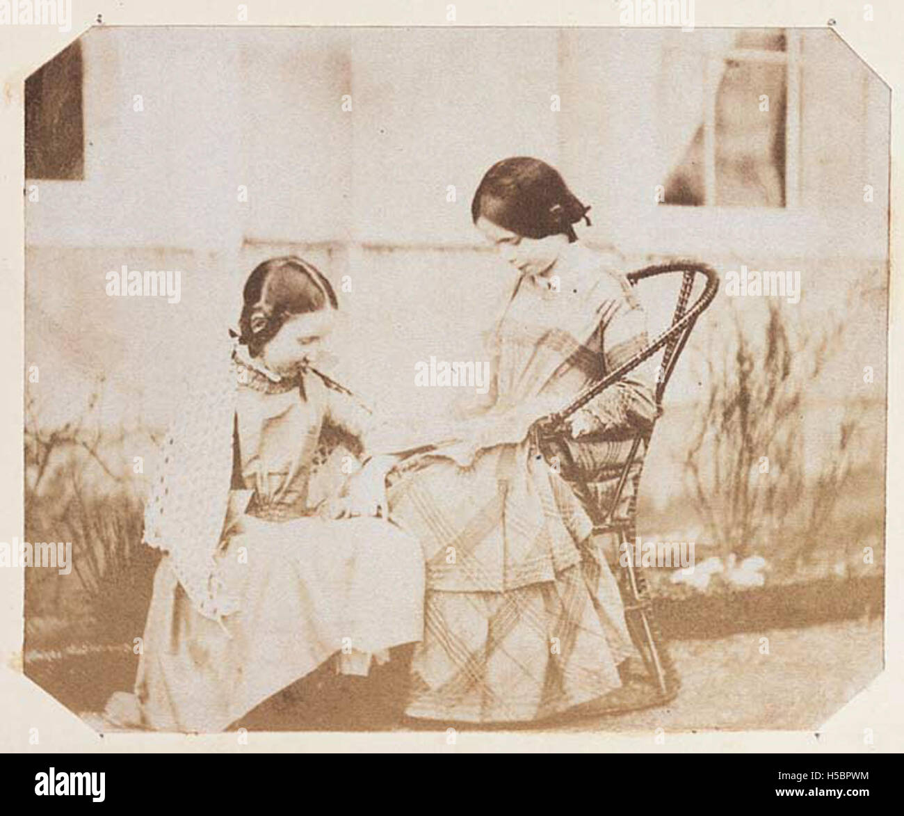 Das Bild zeigt wahrscheinlich Sarah Moggeridge auf der rechten Seite. Ohne weiteren Kontext ist es schwierig zu wissen, ob sie Teil eines Familienporträts, einer öffentlichen Veranstaltung oder eines historischen Moments ist. Zusätzliche Informationen sind für einen vollständigen Titel erforderlich. Stockfoto