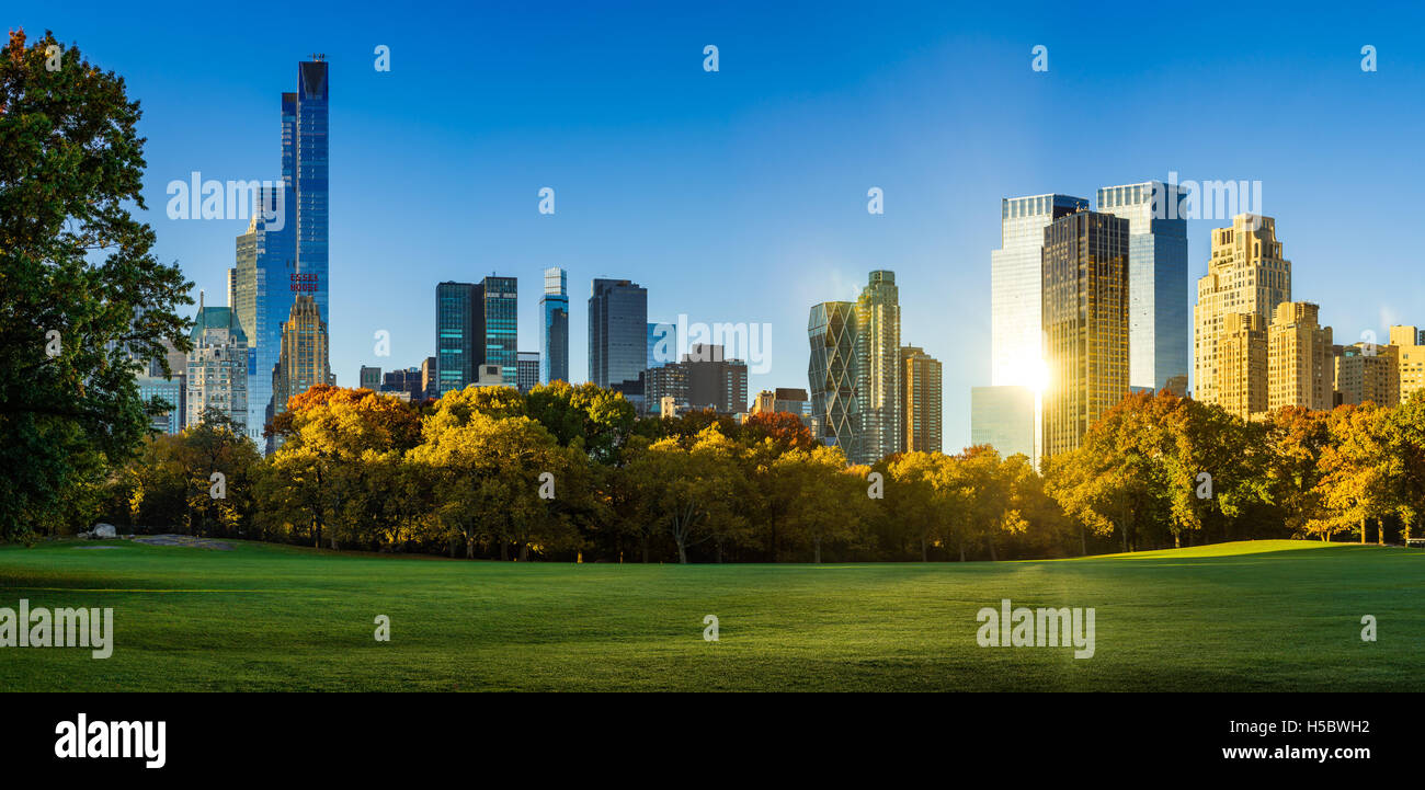 Central Park Sheep Meadow im vollen Herbstfarben. Midtown Manhattan Wolkenkratzer im frühen Morgenlicht. New York City Stockfoto