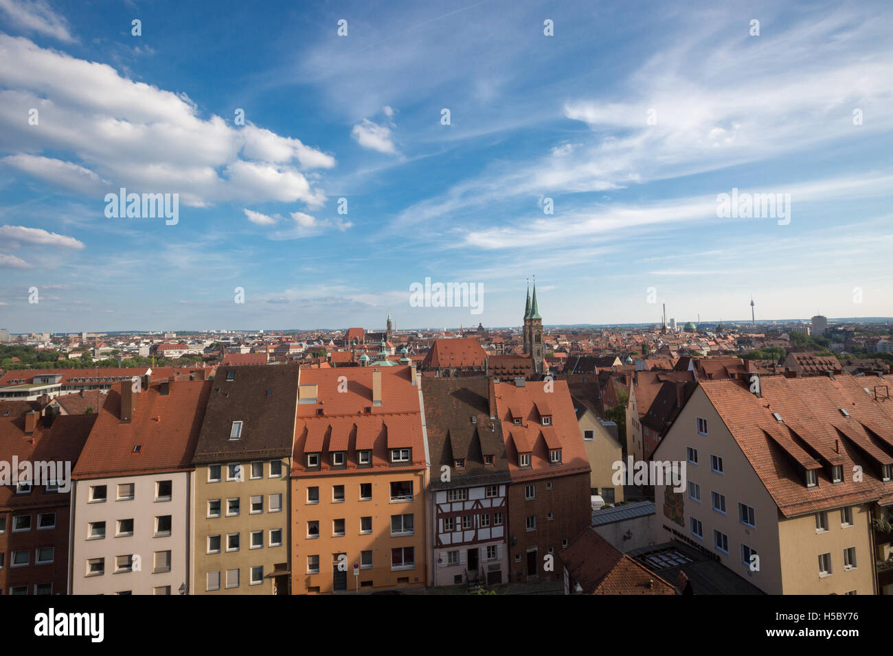 Blick auf die roten Dächer in München. Stockfoto