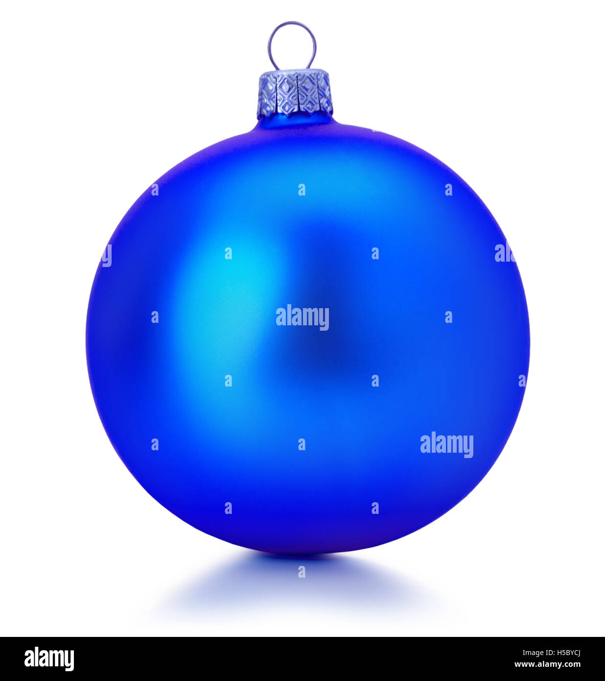 Blue Christmas Ball auf dem weißen Hintergrund isoliert. Stockfoto