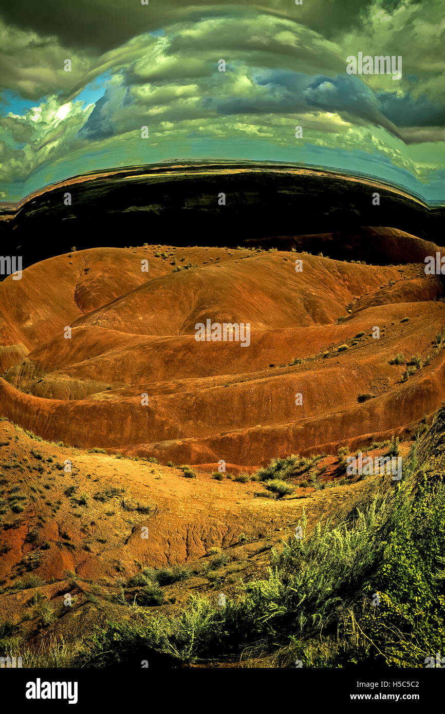 Die Idee von Eclipse in Painted Desert. Das verzerrte Bild des apokalyptischen Landschaftskonzepts, digital angepasst. Stockfoto