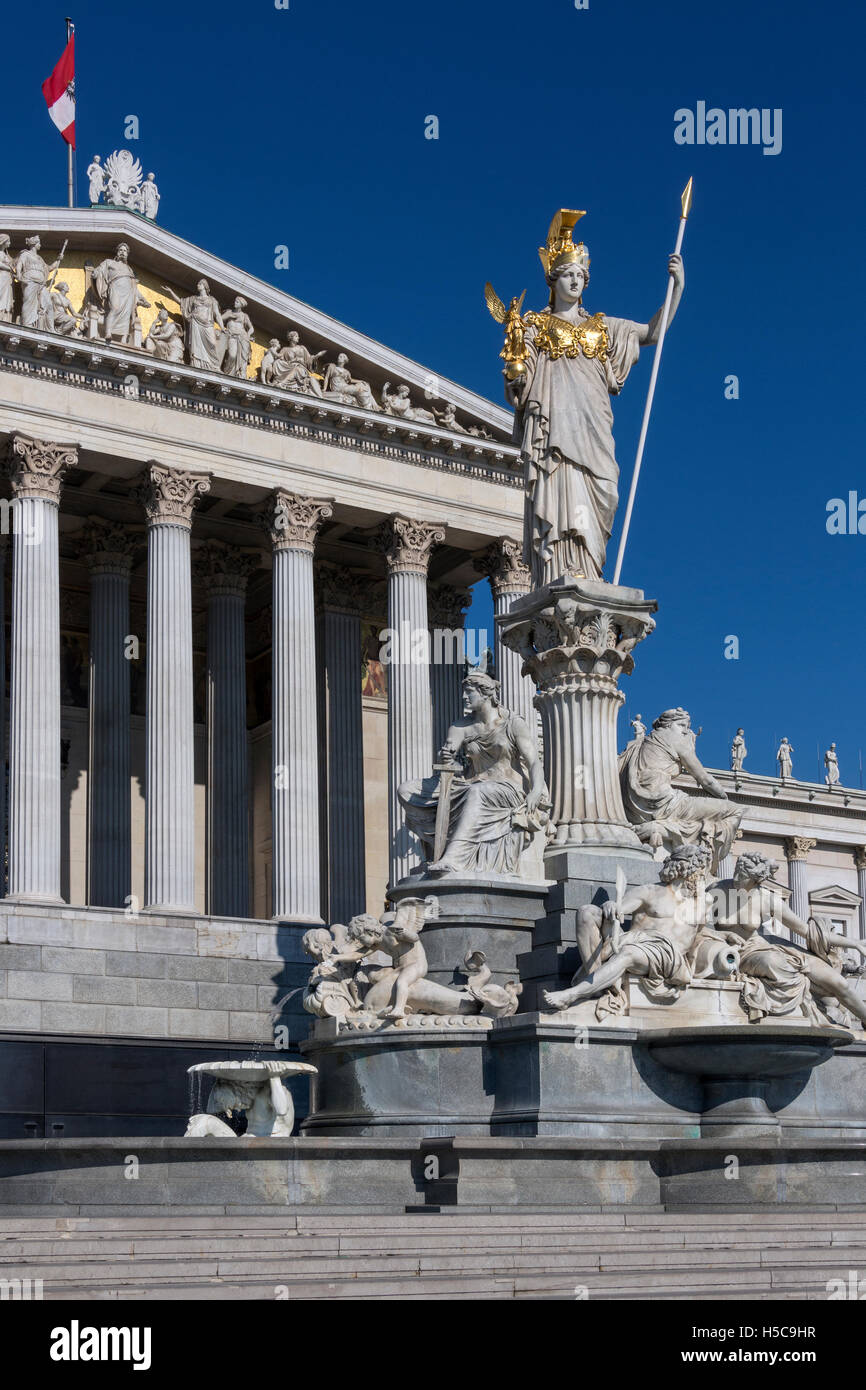 Statuen am Parlamentsgebäude auf Ringstrabe in Wien, Österreich. Stockfoto