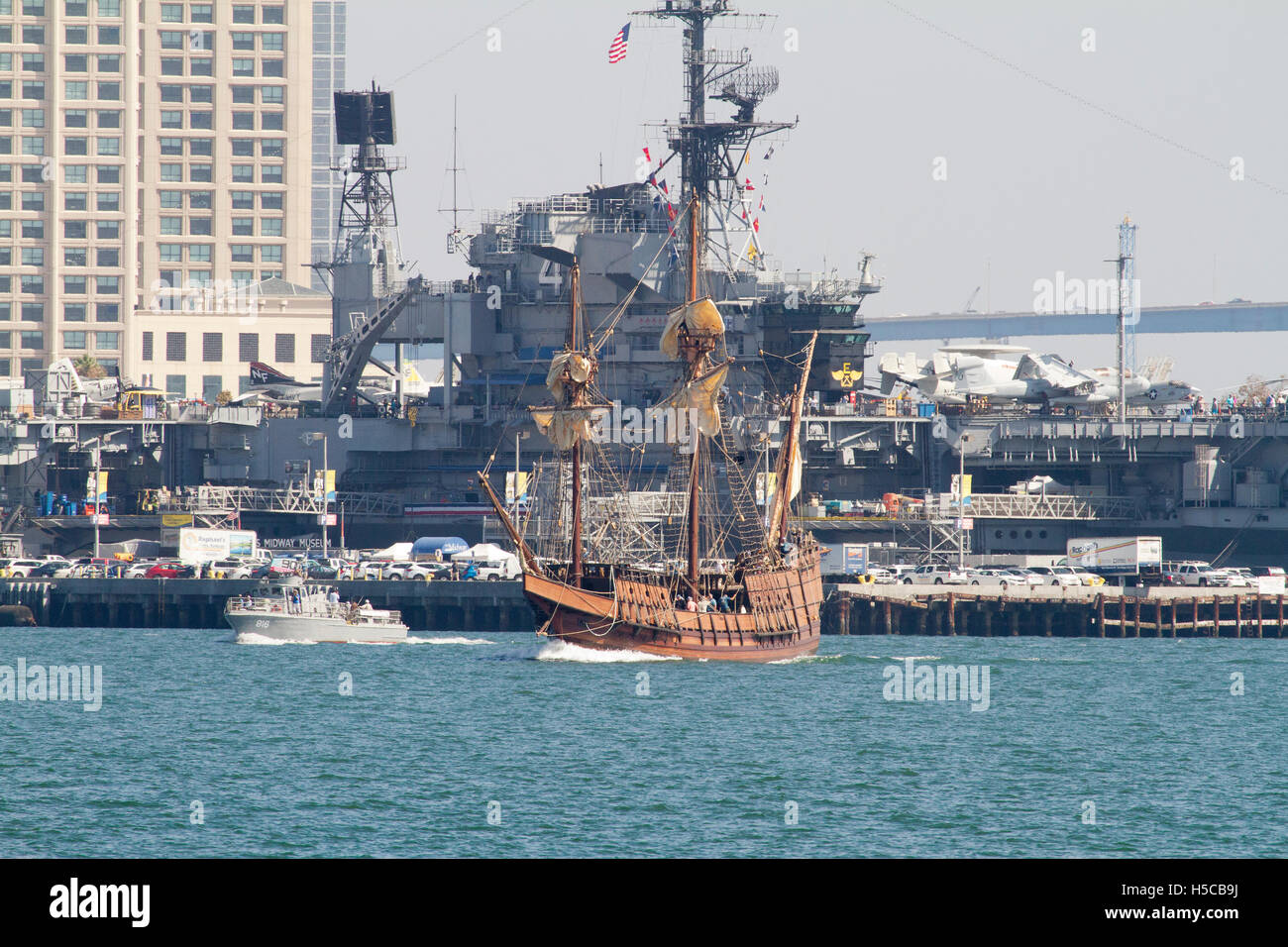 Großsegler San Salvador mit USS Midway im Hintergrund während 2016 Festival von Segeln, Parade der Schiffe, Bucht von San Diego, CA Stockfoto