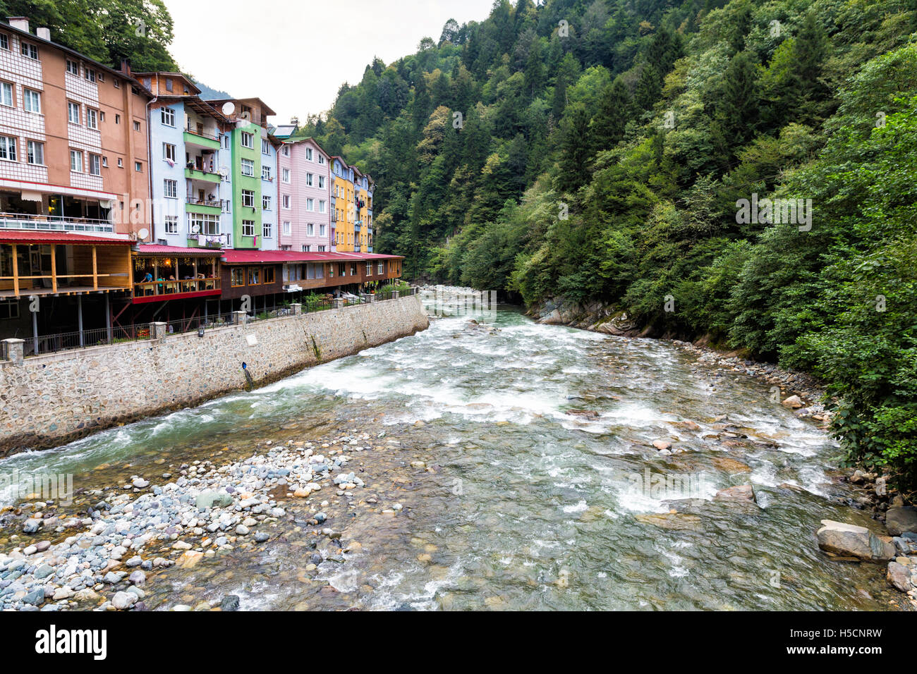 Firtina Fluß durch Camlihemsin Stadtzentrum, Rize, Türkei Stockfoto