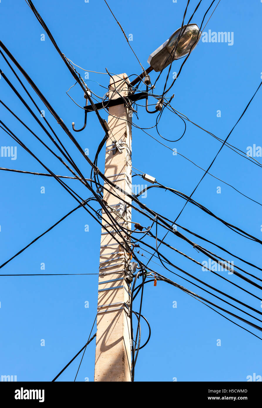 Elektroenergie Posten mit Draht gegen strahlend blauen Himmel Stockfoto