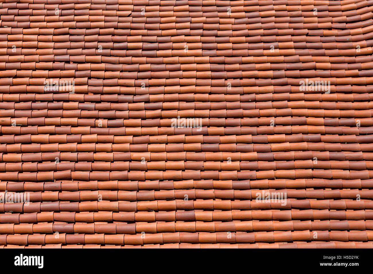 Rote Ziegel-Dach-Linien gebogen Stockfoto
