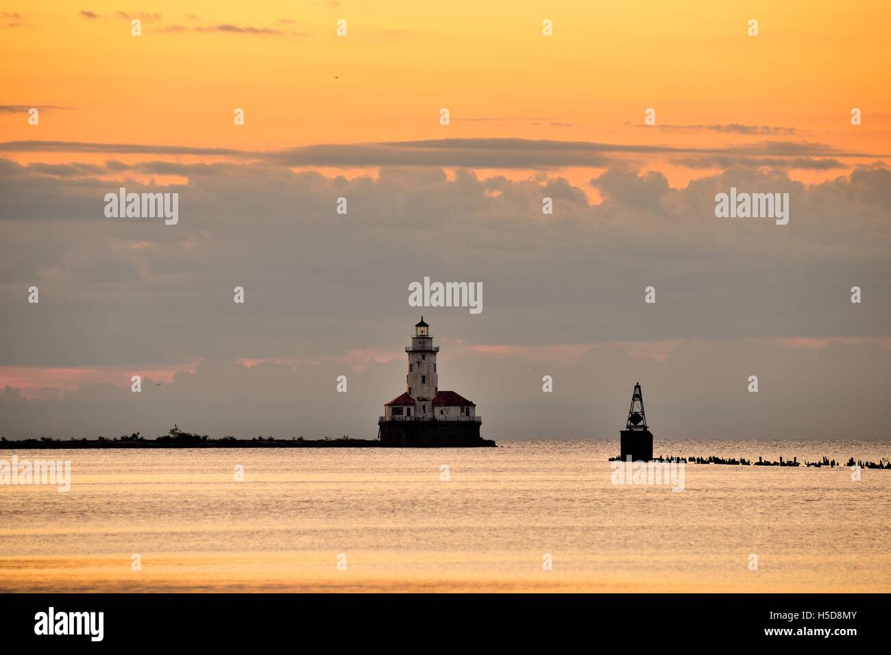 Die Chicago Hafen Leuchtturm bei Sonnenaufgang auf einem Spätsommer morgen. Chicago, Illinois, USA. Stockfoto