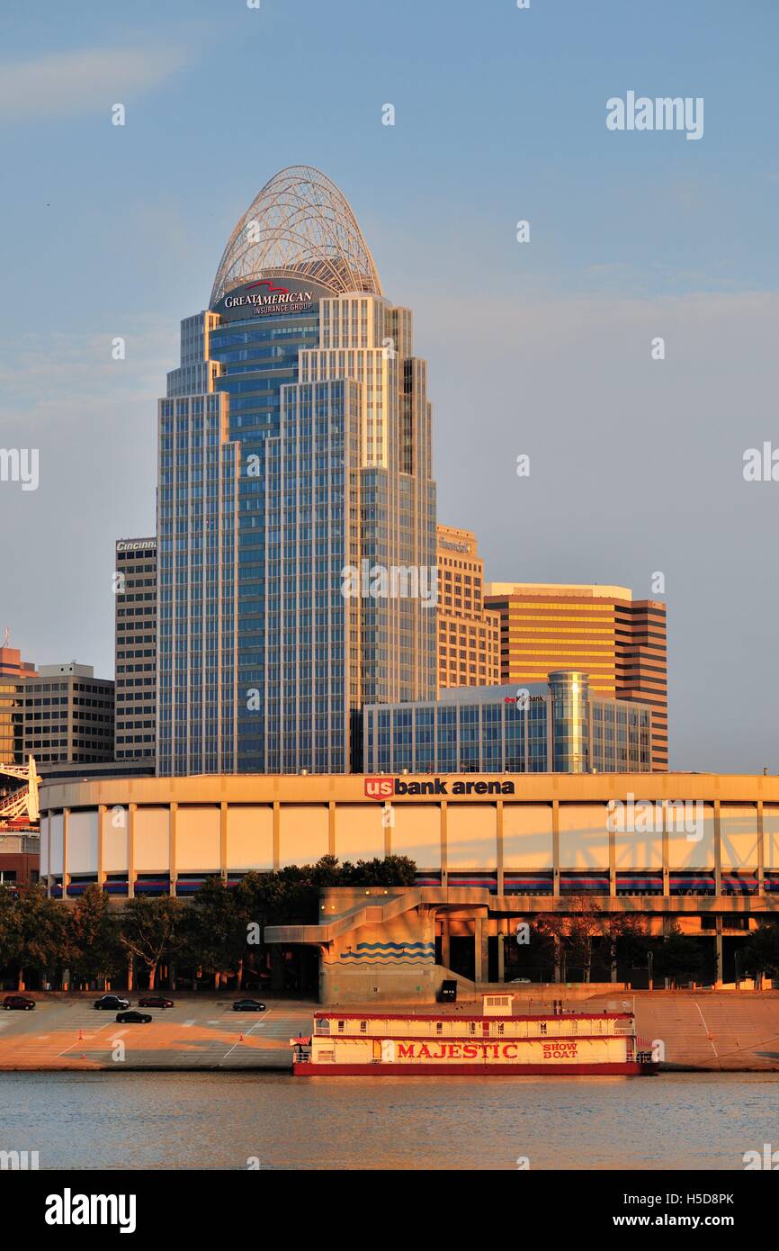 Der Great American Tower in Cincinnati, Ohio steigt über den US Bank Arena, Heimat der Cincinnati Wirbelstürme Hockey Team. Cincinnati, Ohio, USA. Stockfoto