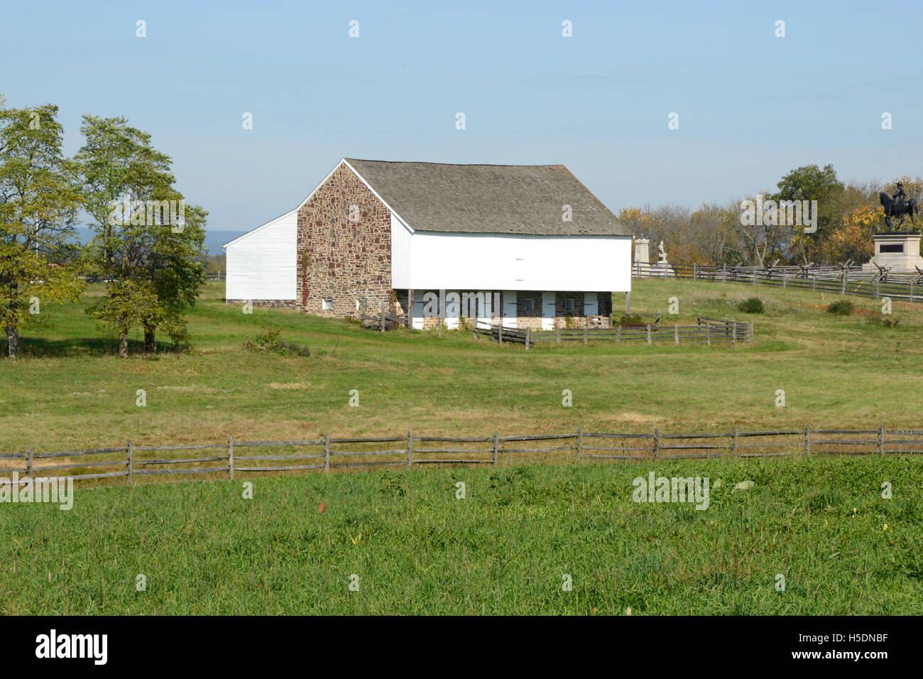 Stein und Holz Scheune in ein Feld durch das Schlachtfeld in historische Gettysburg-Pennsylvania Stockfoto