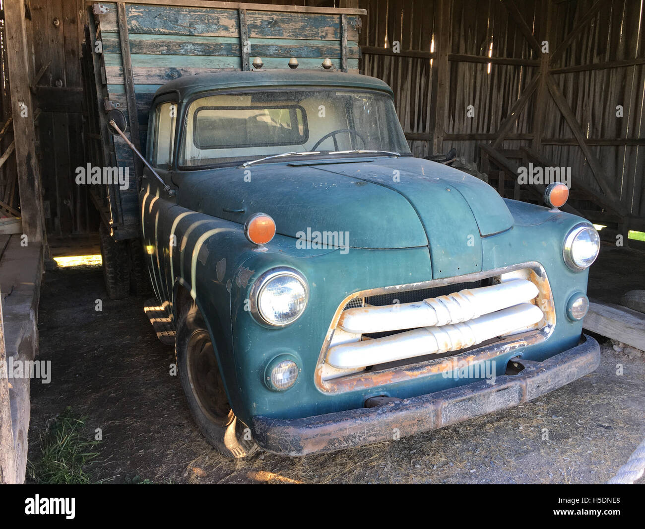 alten blauen Pickup-Truck in einer alten Scheune Stockfoto