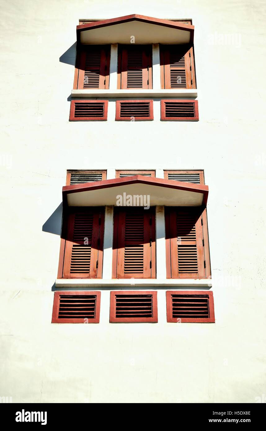 Traditionelle Ladenfassade mit original roten Holzläden Stockfoto