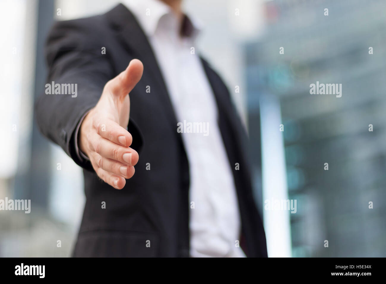 Geschäftsmann mit einer offenen Hand bereit, einen deal zu besiegeln Stockfoto