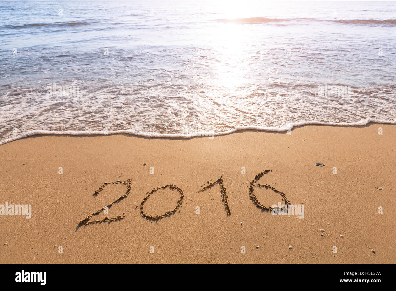 2016 an einem Sandstrand mit hellen Sonne geschrieben Stockfoto