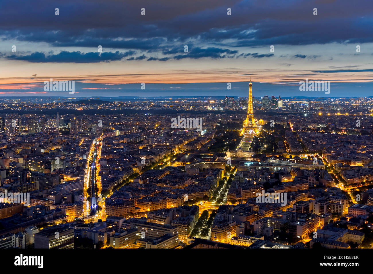 PARIS, Frankreich - AUGUST 28: Luftaufnahme des beleuchteten Eiffelturm in der Nacht am 28. August 2015 in Paris, Frankreich Stockfoto