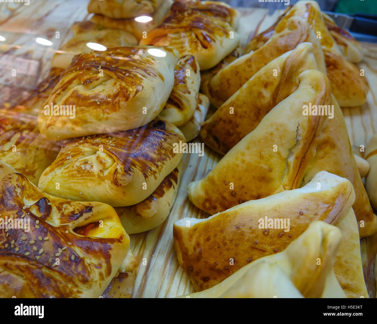 Spanische Empanadas für Verkauf - typische Spezialität aus Spanien Stockfoto