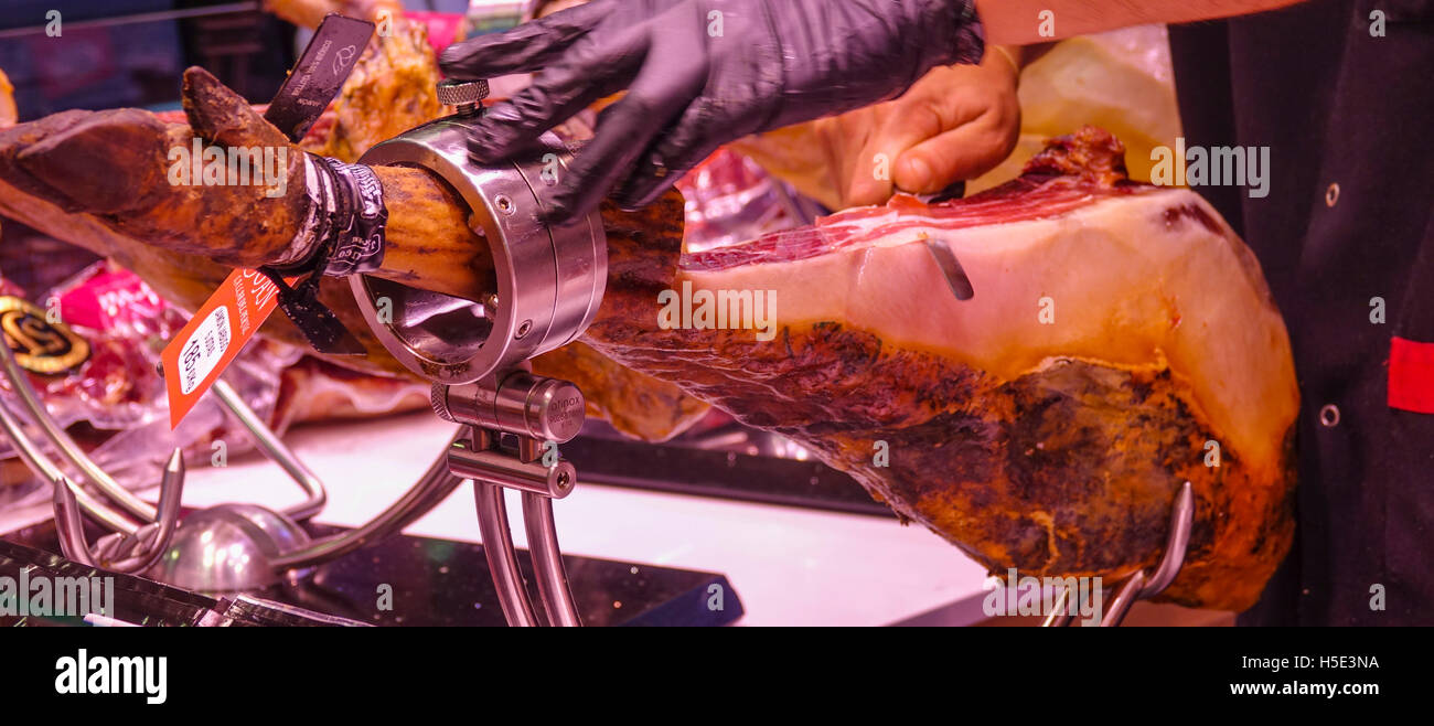 Slicing spanischen Schinken - Spezialität aus Spanien - jambon Iberico Stockfoto