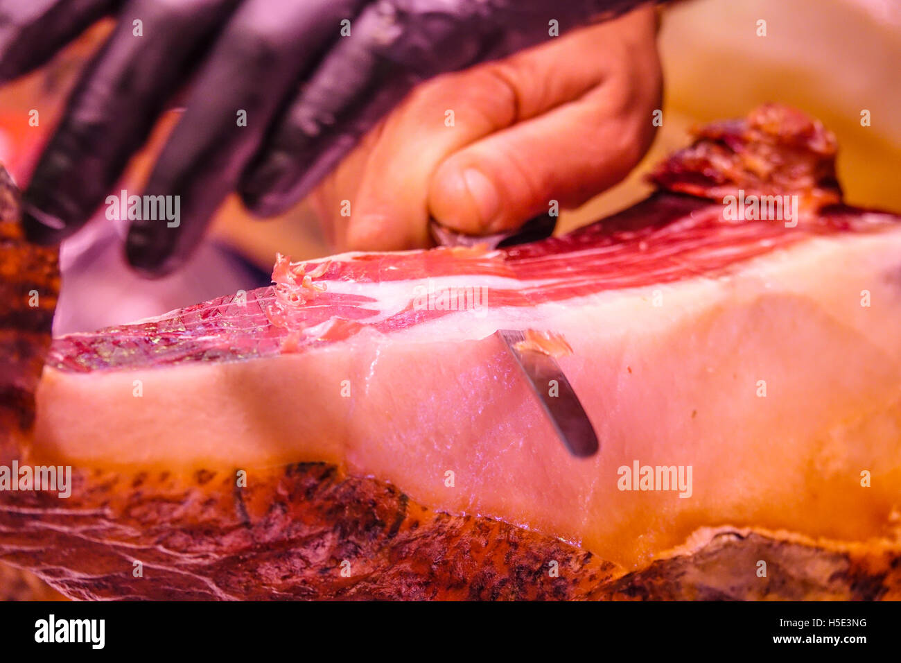 Slicing spanischen Schinken - Spezialität aus Spanien - jambon Iberico Stockfoto