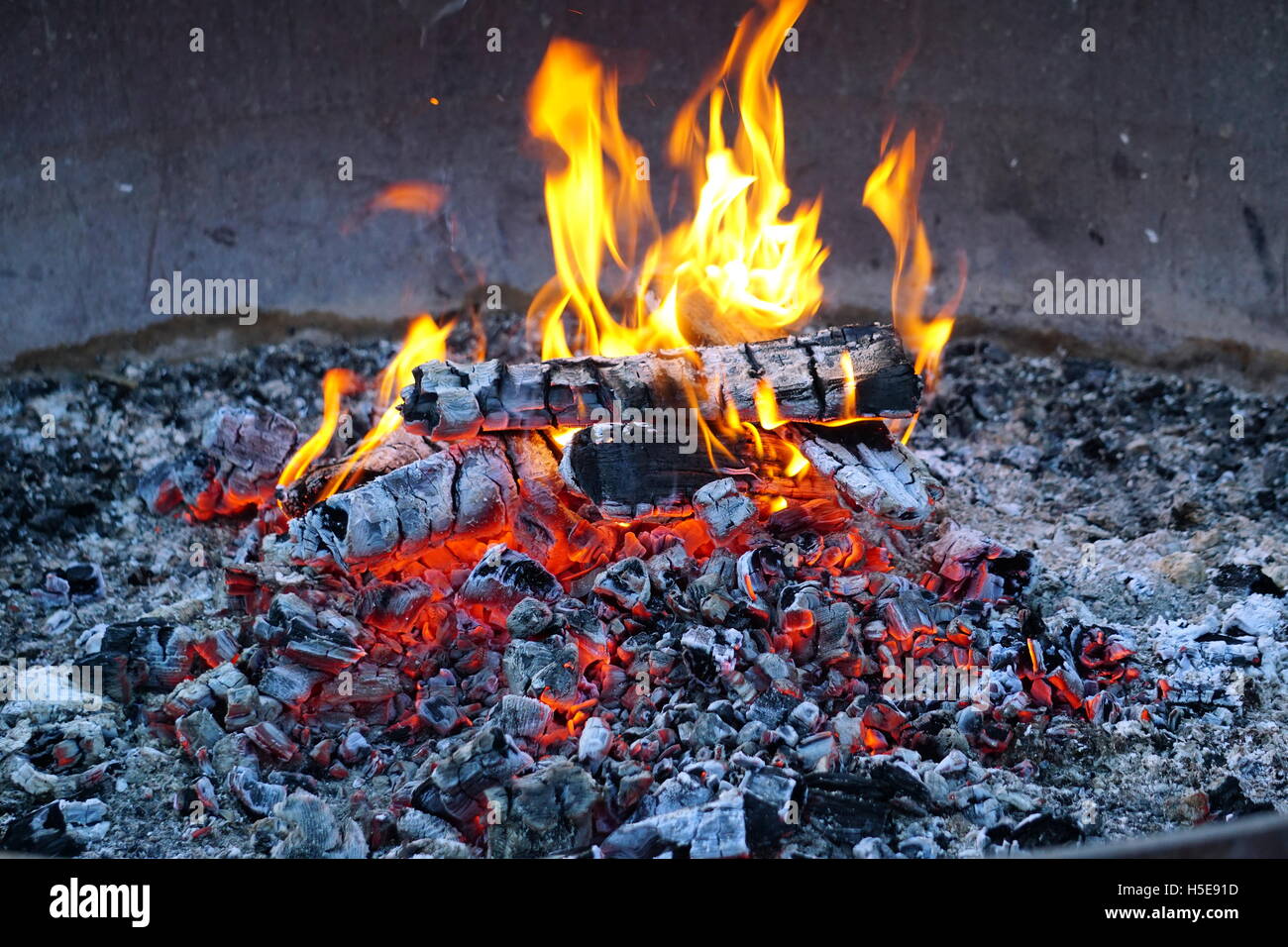 Flamme des brennenden Holzes in einem Metall Feuerstelle (Lagerfeuer) Stockfoto