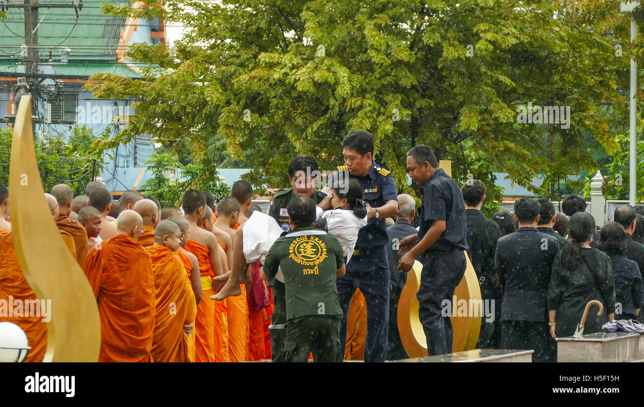 Krabi, Thailand. 19. Oktober 2016. Thai Frau schwach während der Trauer-Zeremonie von König Bhumibol Adulyadej in Krabi Provinz Hall am 19. Oktober 2016 in Krabi, Thailand. Bildnachweis: Suphatthra China/Alamy Live-Nachrichten Stockfoto