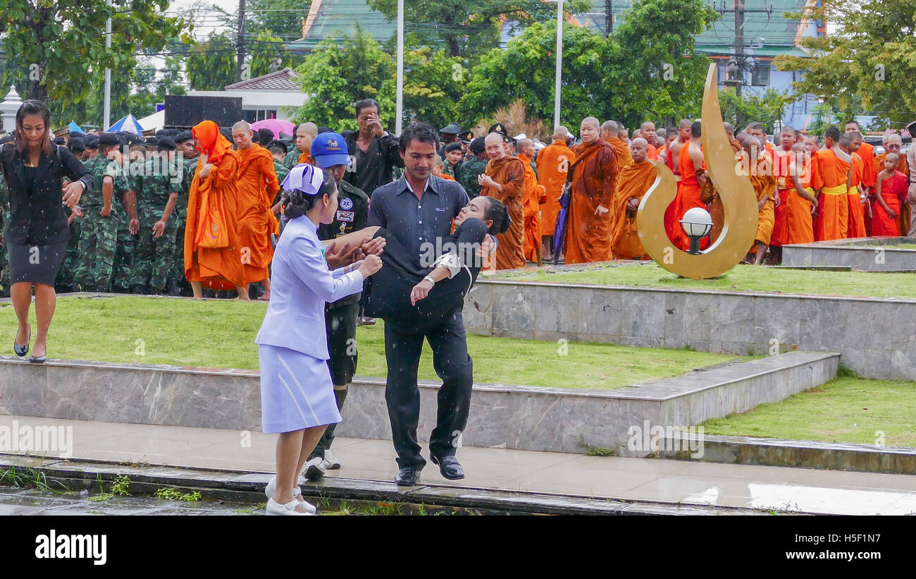 Krabi, Thailand. 19. Oktober 2016. Thai Frau schwach während der Trauer-Zeremonie von König Bhumibol Adulyadej in Krabi Provinz Hall am 19. Oktober 2016 in Krabi, Thailand. Bildnachweis: Suphatthra China/Alamy Live-Nachrichten Stockfoto