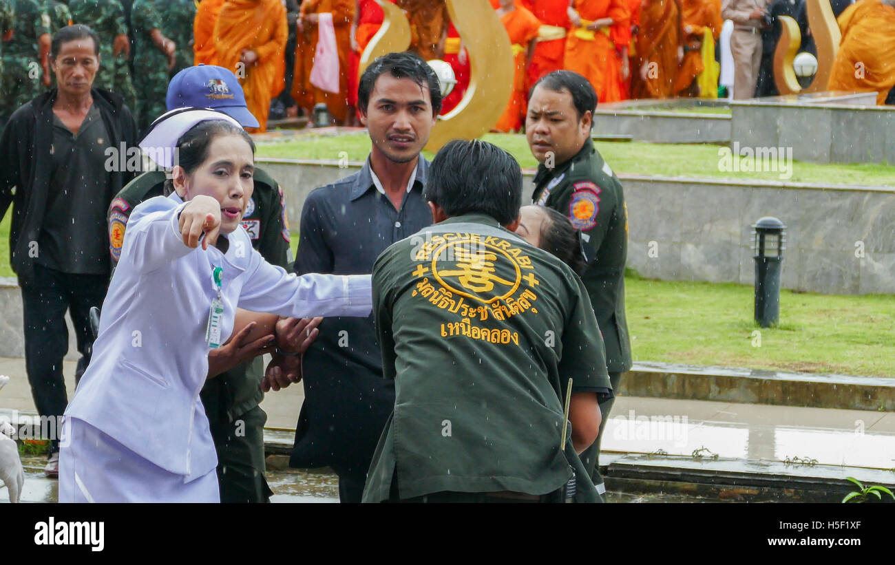 Krabi, Thailand. 19. Oktober 2016. Thai Frau schwach während der Trauer-Zeremonie von König Bhumibol Adulyadej in Krabi Provinz Hall am 19. Oktober 2016 in Krabi, Thailand. Bildnachweis: Suphatthra China/Alamy Live-Nachrichten Stockfoto