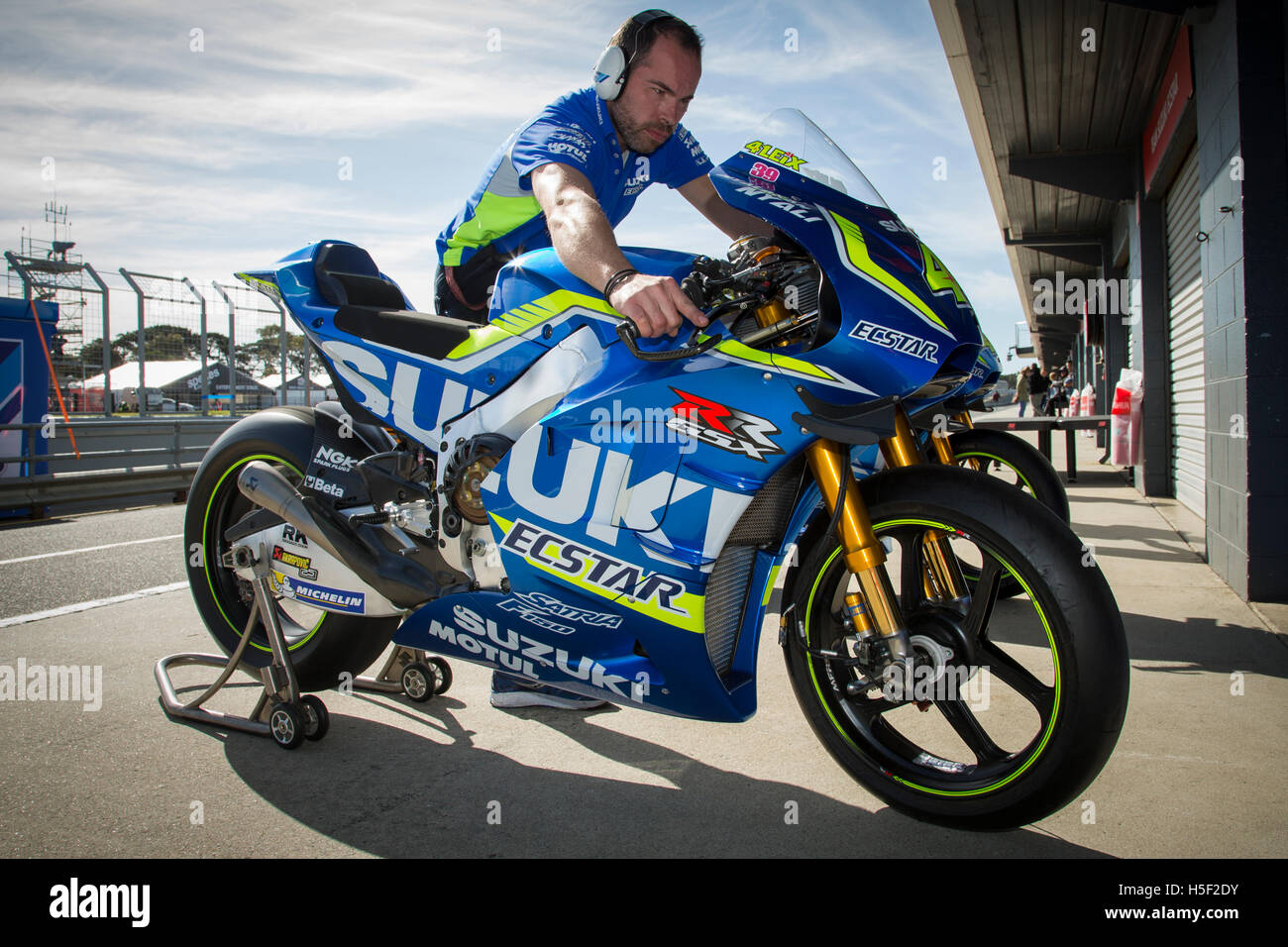 Phillip Island Australien Oktober 16 Team Suzuki Ecstar Mechanik Aleix Espargaros Suzuki Gsx Rr Motogp Maschine In Der Boxengasse Vor Beginn Der Michelin Australian Motorcycle Grand Prix Aufwarmen Bildnachweis Russell Hunter Alamy Live