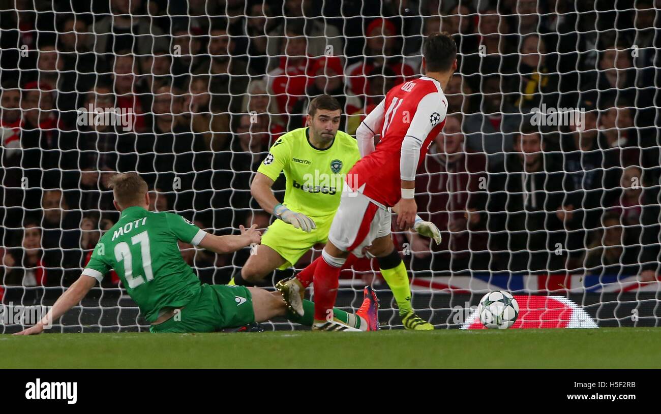 Emirates Stadium, London, UK. 19. Oktober 2016.  Mesut Ozil Partituren Arsenal vierten Ziel während der UEFA-Champions-League-Spiel zwischen Arsenal und Ludogorets Razgrad im Emirates Stadium in London. REDAKTIONELLE Nutzung nur Credit: Tele Bilder / Alamy Live News Stockfoto