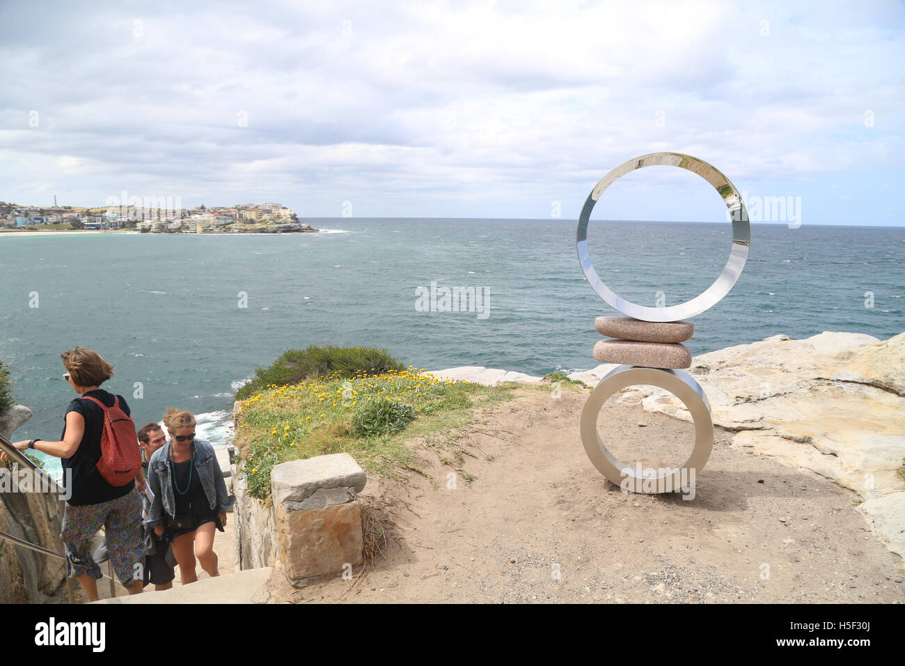 Sydney, Australien. 20. Oktober 2016. Die 20. Skulptur am Meer, Bondi Ausstellung bietet Kunstwerke von über 100 australischen und internationalen Künstlern und ist für die Öffentlichkeit geöffnet vom 20. Oktober bis 6. November 2016. Die Skulpturen sind entlang der Spaziergang entlang der Küste zwischen Bondi und Tamarama Strände ausgestellt. Im Bild: Nummer 12, 'Berge Luft – Kreise"des Künstlers Koichi Ishino aus Japan/NSW. Hergestellt aus Edelstahl und Granit. Bildnachweis: Richard Milnes/Alamy Live-Nachrichten Stockfoto