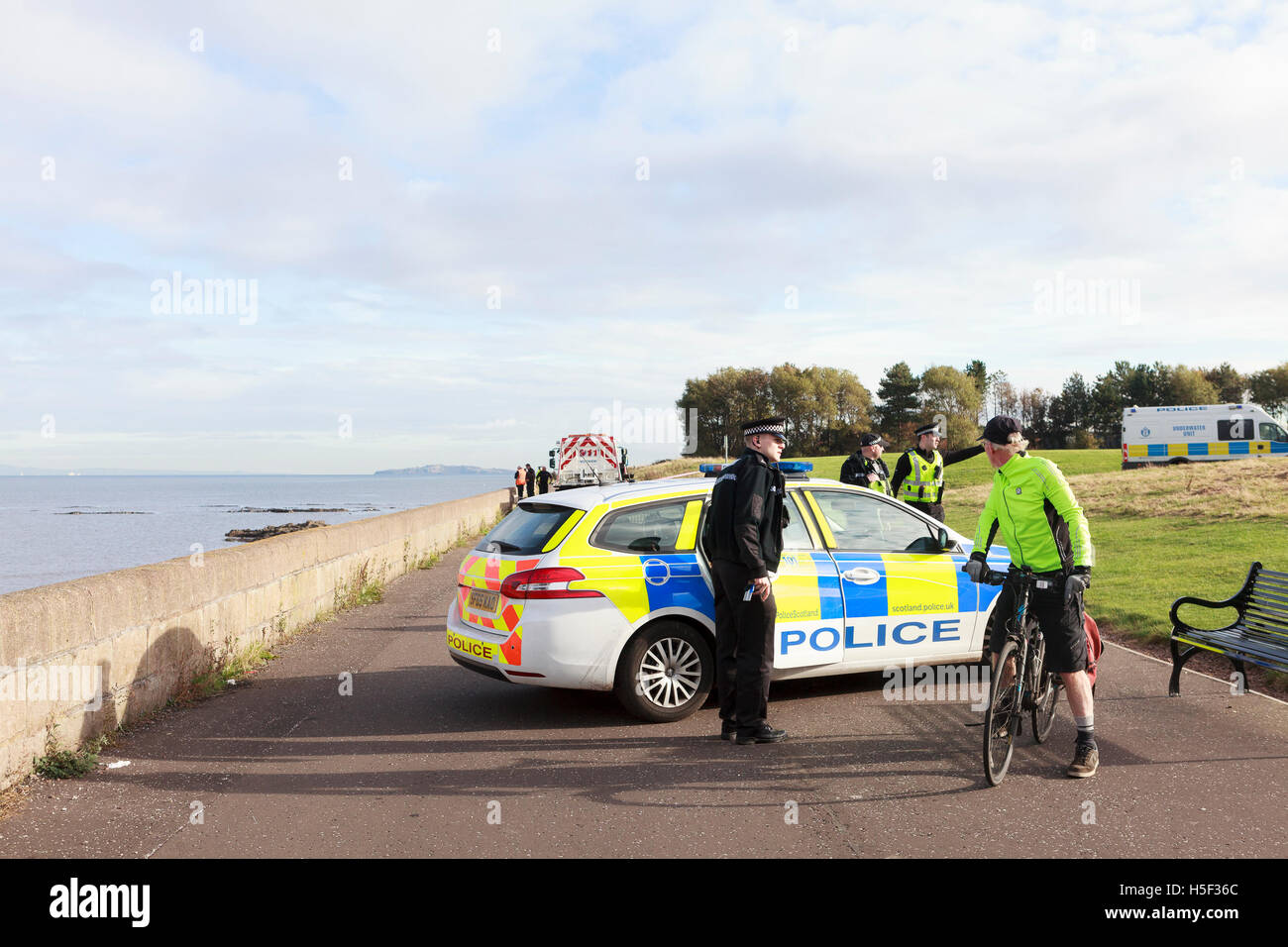 Edinburgh, UK. 20. Oktober 2016. Edinburgh groß angelegte Operation als zwei Autos "crash durch Wand" und Tauchen Sie ein ins Meer in Edinburgh. Pako Mera/Alamy Live-Nachrichten Stockfoto