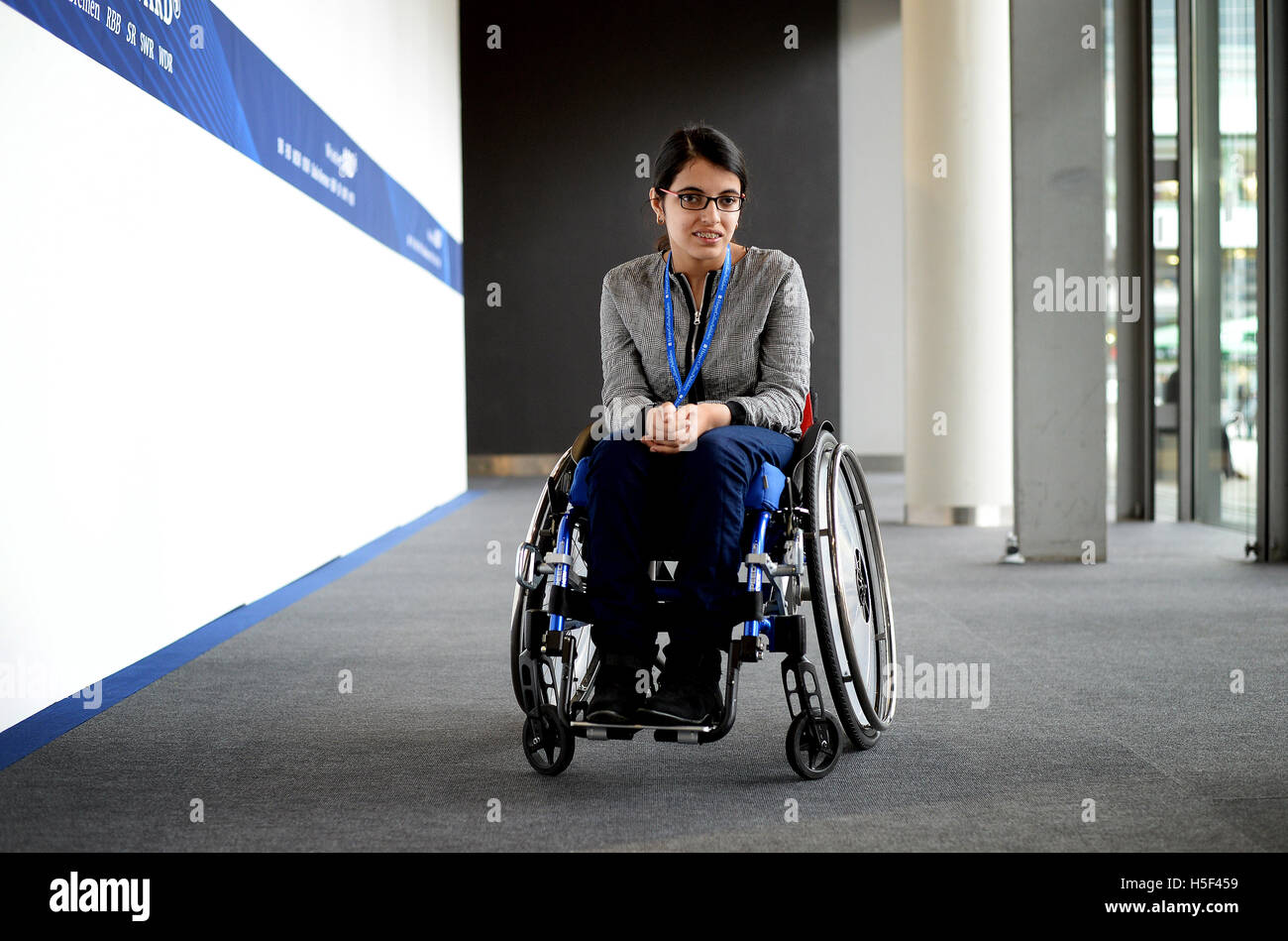 Frankfurt am Main, Deutschland. 20. Oktober 2016. Die junge syrische nationale Nujeen Mustafa auf der Frankfurter Buchmesse in Frankfurt Am Main, Deutschland, 20. Oktober 2016. Mustafa reisten rund 5.600 Kilometer in ihrem Versuch, den syrischen Bürgerkrieg entkommen und finden einen sicheren Hafen. Ihr Konto der Reise, "Nujeen - ein Mädchen unglaubliche Reise von Krieg-heftig gezerrissenes Syrien im Rollstuhl", von HarperCollins in Englisch und neun weiteren Sprachen veröffentlicht wurden. Bildnachweis: Dpa picture Alliance/Alamy Live News Stockfoto