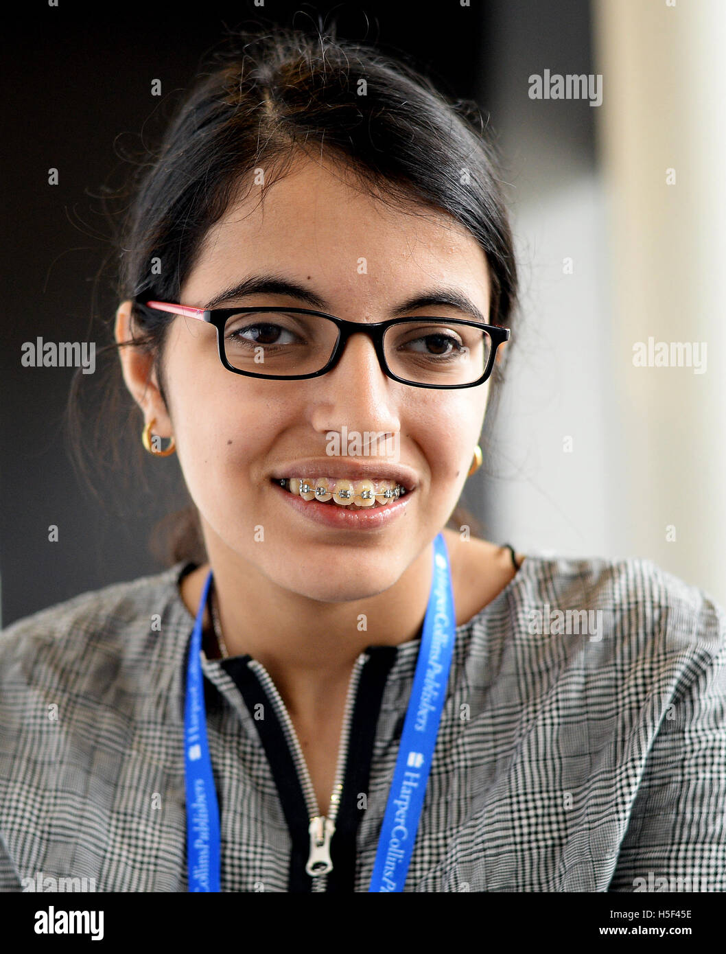 Frankfurt am Main, Deutschland. 20. Oktober 2016. Die junge syrische nationale Nujeen Mustafa auf der Frankfurter Buchmesse in Frankfurt Am Main, Deutschland, 20. Oktober 2016. Mustafa reisten rund 5.600 Kilometer in ihrem Versuch, den syrischen Bürgerkrieg entkommen und finden einen sicheren Hafen. Ihr Konto der Reise, "Nujeen - ein Mädchen unglaubliche Reise von Krieg-heftig gezerrissenes Syrien im Rollstuhl", von HarperCollins in Englisch und neun weiteren Sprachen veröffentlicht wurden. Bildnachweis: Dpa picture Alliance/Alamy Live News Stockfoto